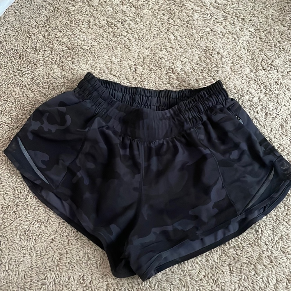 Lululemon hotty hot shorts 2.5 in in camo